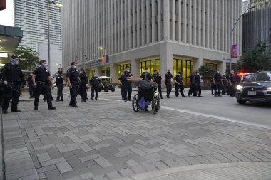 29 Mayıs 2020 - Houston, Teksas, ABD: Houston, TX şehir merkezinde polis ve izleyiciler çarpışırken isyancılar George Floyd 'un Minneapolis polisi tarafından dövülmesini ve öldürülmesini protesto ettiler..