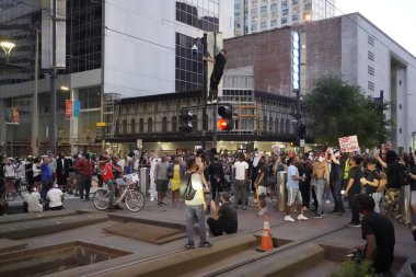 29 Mayıs 2020 - Houston, Teksas, ABD: Houston, TX şehir merkezinde polis ve izleyiciler çarpışırken isyancılar George Floyd 'un Minneapolis polisi tarafından dövülmesini ve öldürülmesini protesto ettiler..