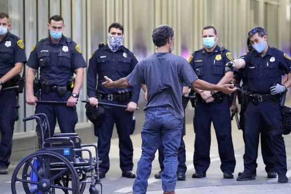 Mayo 2020 Houston Texas Estados Unidos Policía Los Espectadores Chocan —  Fotos de Stock