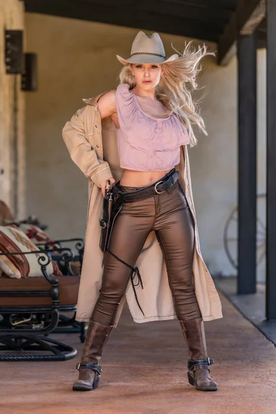 Een Prachtig Blond Model Verkleed Als Een Cowgirl Genieten Van — Stockfoto