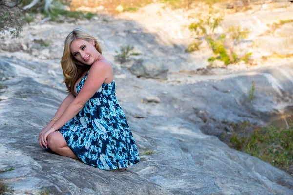 Uma Linda Modelo Loira Desfruta Dia Verão Livre Parque — Fotografia de Stock