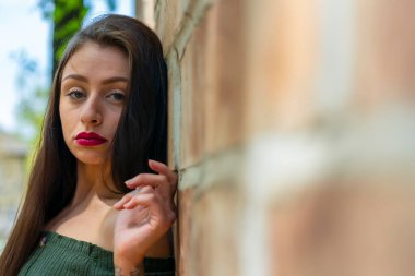 Muhteşem bir esmer model, açık havada bir bahar gününün tadını çıkarıyor. 