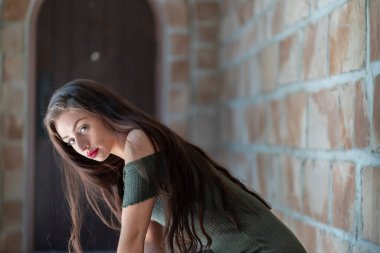 Muhteşem bir esmer model, açık havada bir bahar gününün tadını çıkarıyor. 