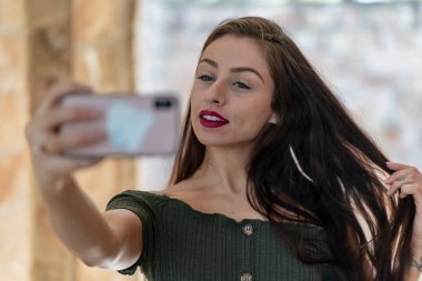 Muhteşem bir esmer model, açık havada bir bahar gününün tadını çıkarıyor. 