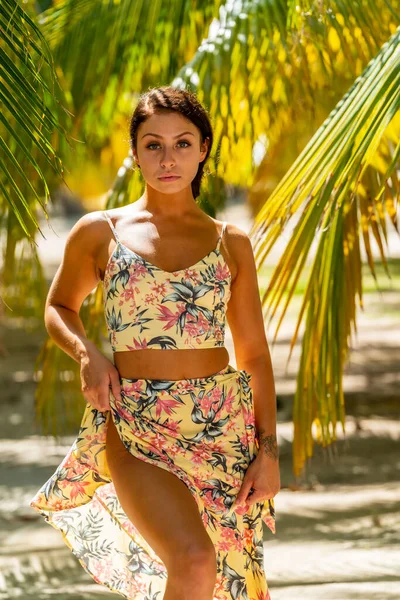 Een Mooie Brunette Model Geniet Van Zonsondergang Het Schiereiland Yucatan — Stockfoto