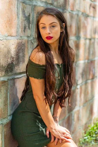 Gorgeous Brunette Model Enjoys Spring Day Outdoors — Stock Photo, Image