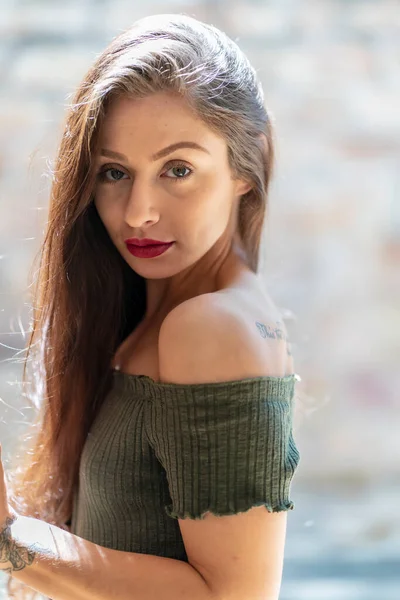 Gorgeous Brunette Model Enjoys Spring Day Outdoors — Stock Photo, Image