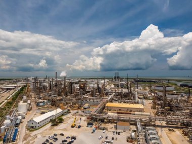 30 Mayıs 2020 Teksas Şehri, Teksas Teksas Körfezi kıyısındaki bir petrol rafinerisinin havadan görünüşü