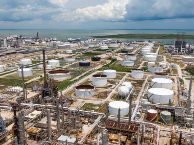 30 Mayıs 2020 Teksas Şehri, Teksas Teksas Körfezi kıyısındaki bir petrol rafinerisinin havadan görünüşü