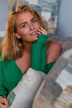 Muhteşem bir sarışın model işten önce evde vakit geçirmekten hoşlanıyor.