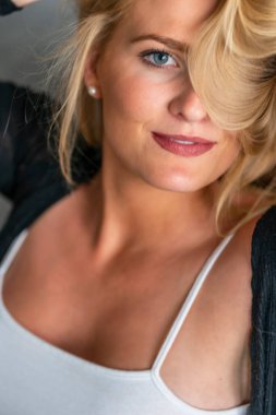 Muhteşem bir sarışın model işten önce evde vakit geçirmekten hoşlanıyor.