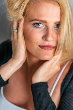 Muhteşem bir sarışın model işten önce evde vakit geçirmekten hoşlanıyor.