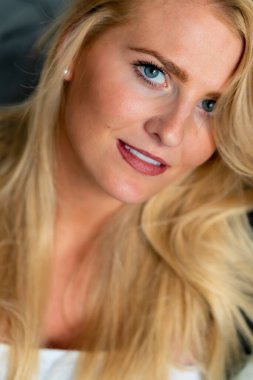 Muhteşem bir sarışın model işten önce evde vakit geçirmekten hoşlanıyor.