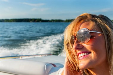 Muhteşem bir bikini modeli suyun keyfini çıkarıyor.