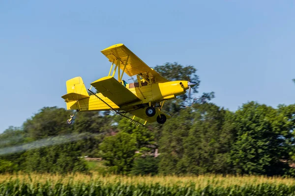 Crop Duster Applies Chemicals Field Vegetation — Stock Photo, Image