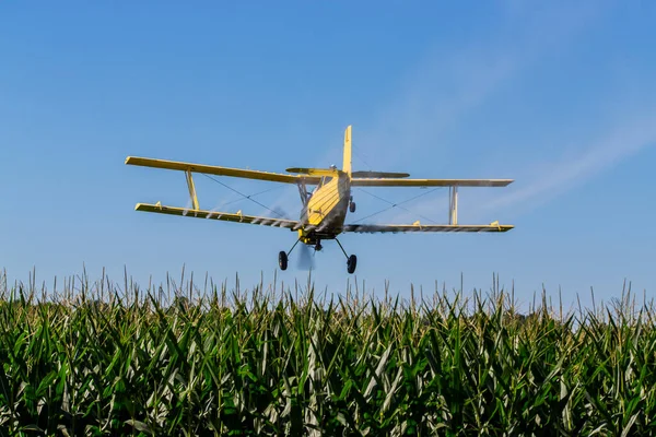 Fumigador Aplica Químicos Campo Vegetación — Foto de Stock