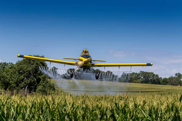 Uno Spolverino Applica Sostanze Chimiche Campo Vegetazione — Foto Stock