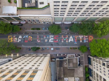 14 Haziran 2020 - Charlotte, Kuzey Carolina, ABD: Devam eden ırkçı ayaklanmaları protesto etmek için, Siyahi Yaşamı Önemlidir Charlotte, NC 'de Tryon Caddesi' nde boyandı..