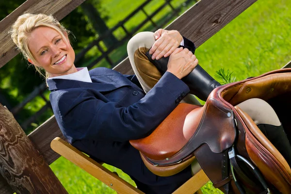 Een Blonde Paardensport Model Poseert Buiten Voor Een Paardenshow — Stockfoto