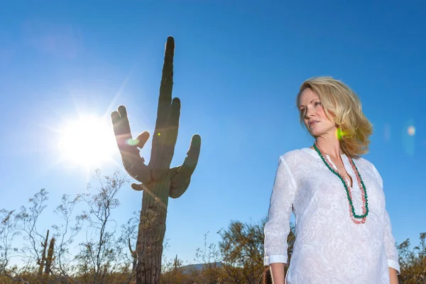 Magnifique Modèle Blond Profite Une Journée Printemps Plein Air Dans — Photo