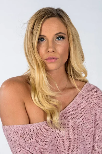 Magnifique Mannequin Blonde Posant Dans Environnement Studio — Photo