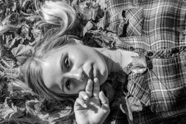 Muhteşem sarışın bir model parkta sonbahar gününün tadını çıkarıyor.