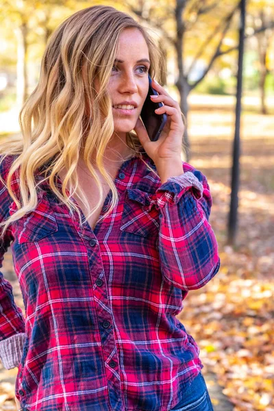 Une Magnifique Mannequin Blonde Parle Sur Son Téléphone Portable Jour — Photo