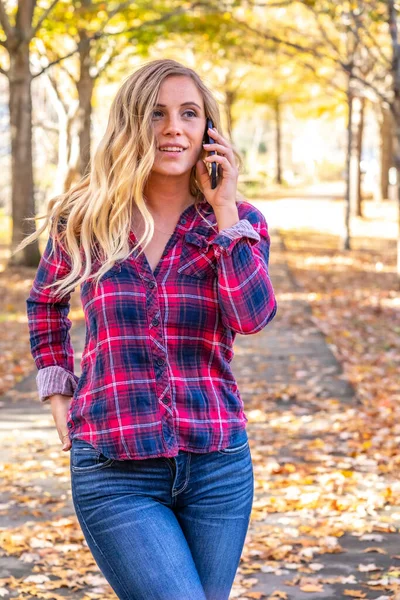 Ein Hinreißendes Blondes Model Spricht Einem Herbsttag Park Mit Ihrem — Stockfoto