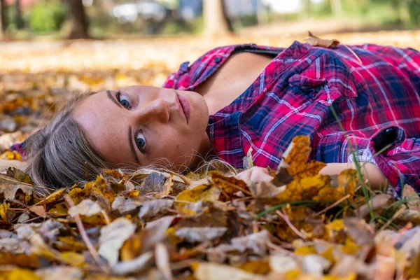 Gorgeous Blonde Model Enjoys Autumn Day Outdoors Park — Stock Photo, Image