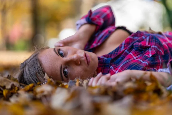 Gorgeous Blonde Model Enjoys Autumn Day Outdoors Park — Stock Photo, Image