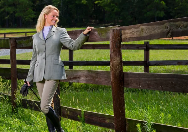 Een Blonde Paardensport Model Poseert Buiten Voor Een Paardenshow — Stockfoto
