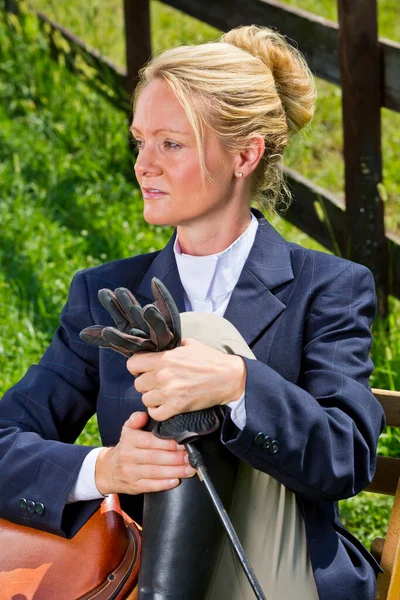 Modelo Equestre Loira Posa Livre Antes Show Cavalos — Fotografia de Stock