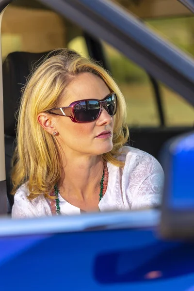 Gorgeous Blonde Model Enjoys Spring Day Outdoors American Southwest — Stock Photo, Image