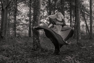 Muhteşem bir gotik model orman ortamında rol alıyor.