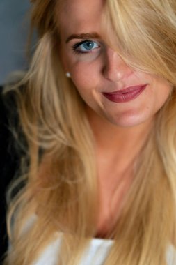 Muhteşem bir sarışın model işten önce evde vakit geçirmekten hoşlanıyor.