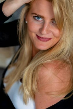 Muhteşem bir sarışın model işten önce evde vakit geçirmekten hoşlanıyor.