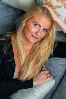 Muhteşem bir sarışın model işten önce evde vakit geçirmekten hoşlanıyor.