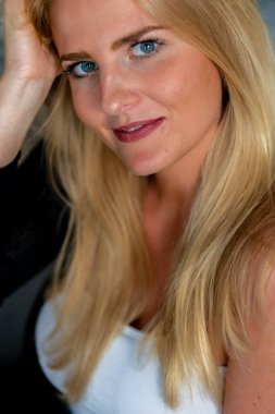 Muhteşem bir sarışın model işten önce evde vakit geçirmekten hoşlanıyor.