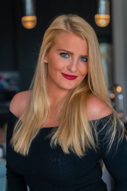 Muhteşem bir sarışın model işten önce evde vakit geçirmekten hoşlanıyor.