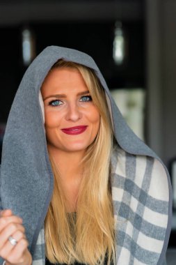 Muhteşem bir sarışın model işten önce evde vakit geçirmekten hoşlanıyor.