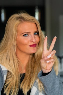 Muhteşem bir sarışın model işten önce evde vakit geçirmekten hoşlanıyor.