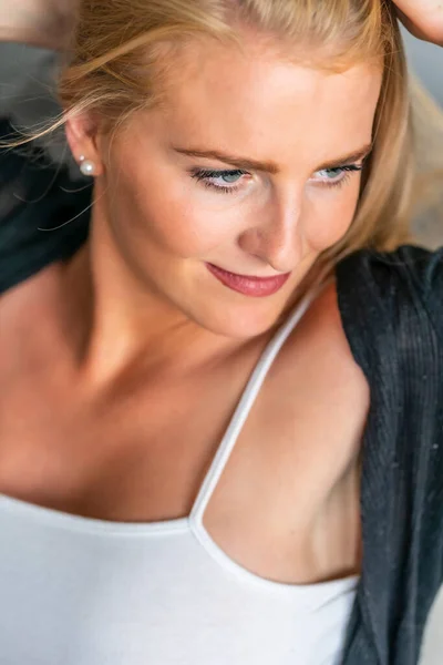 Een Prachtig Blond Model Geniet Van Een Dag Thuis Voor — Stockfoto