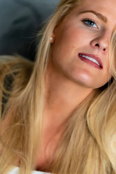 Een Prachtig Blond Model Geniet Van Een Dag Thuis Voor — Stockfoto