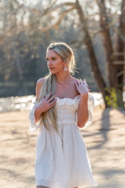 Sarışın bir model, açık havada bahar gününün tadını çıkarıyor. 