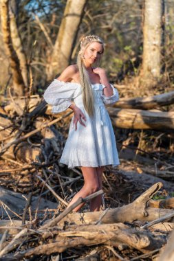 Sarışın bir model, açık havada bahar gününün tadını çıkarıyor. 