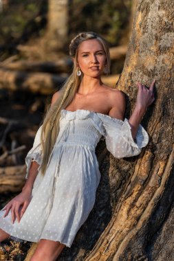 Sarışın bir model, açık havada bahar gününün tadını çıkarıyor. 