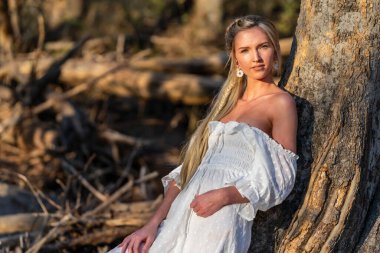 Sarışın bir model, açık havada bahar gününün tadını çıkarıyor. 