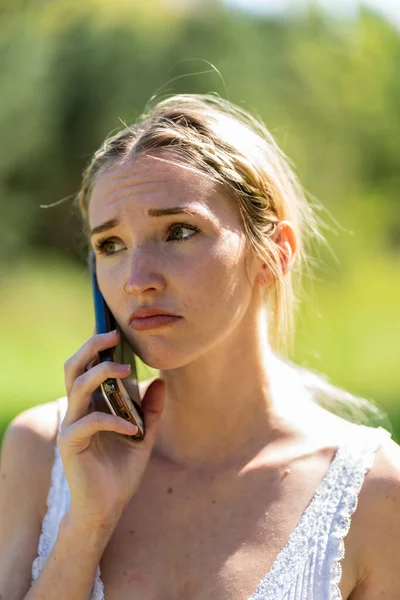 Gorgeous Blonde Model Talks Her Cellphone Autumn Day Outdoors Park — Stock Photo, Image