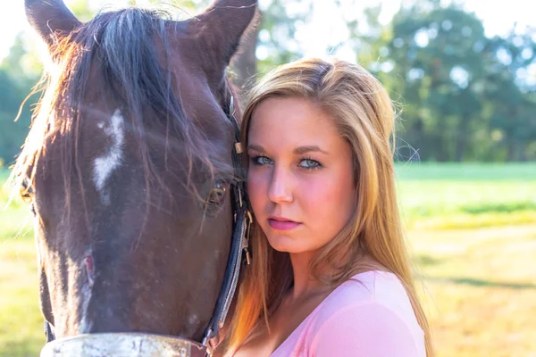 Una Hermosa Modelo Rubia Disfruta Día Verano Aire Libre Una —  Fotos de Stock