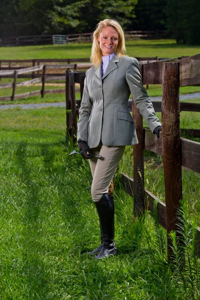Blondynka Modelka Jeździecka Pozuje Zewnątrz Przed Pokazem Koni — Zdjęcie stockowe